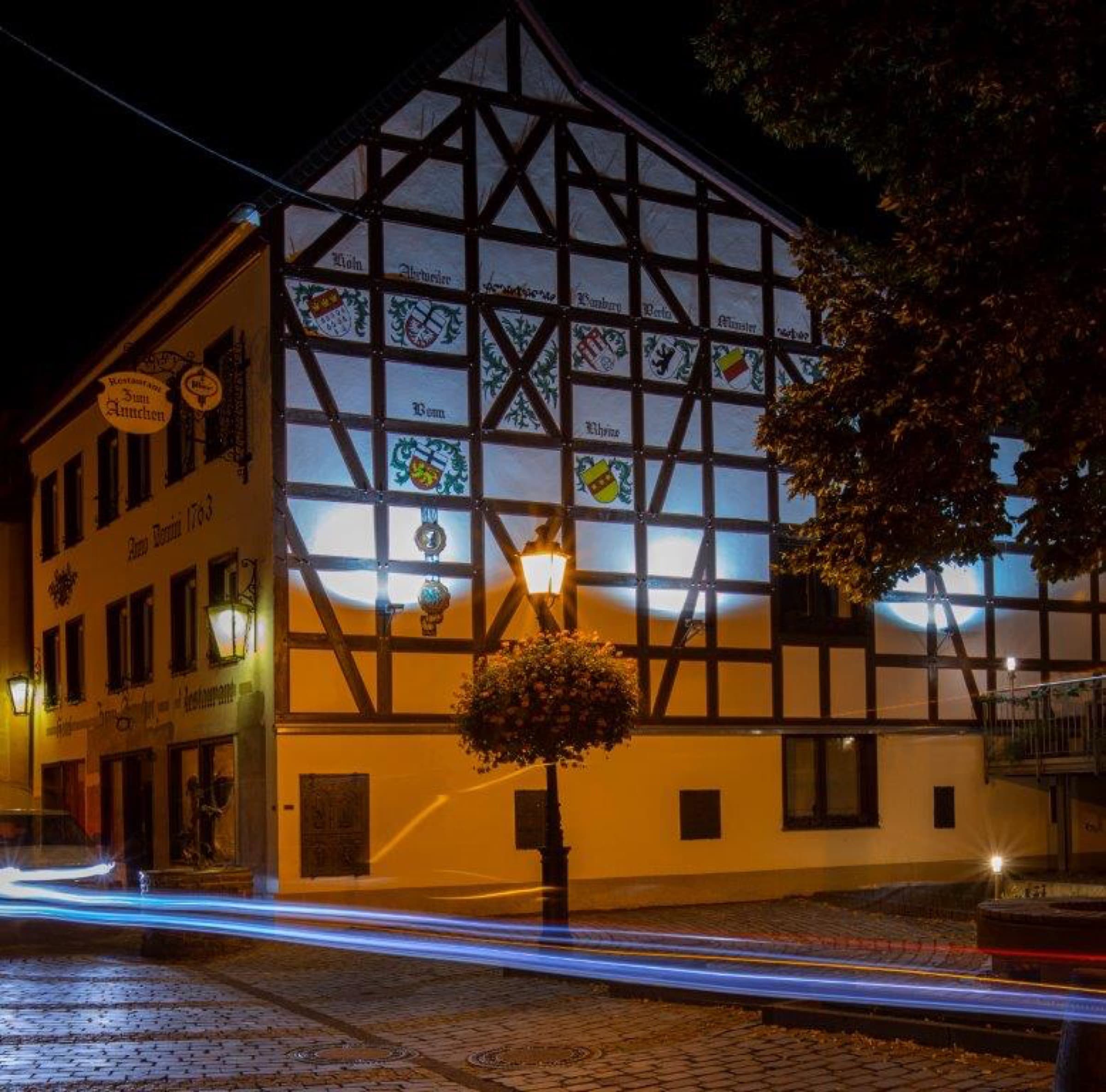 Das historische Fachwerkhaus der Niederhut-Residenz in der Abenddämmerung
